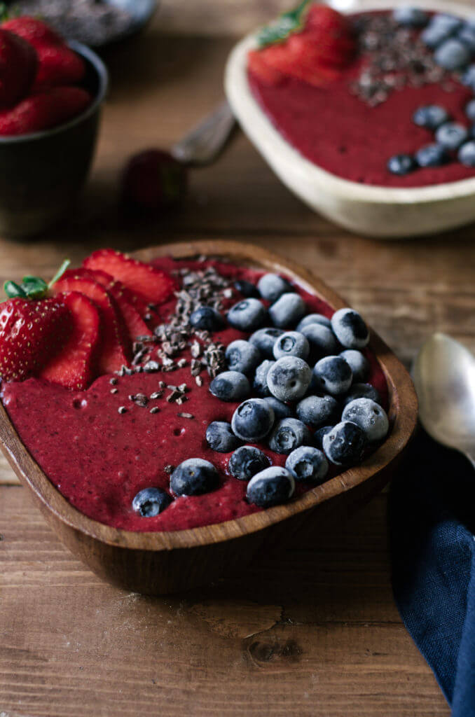 This fresh and vibrant smoothie bowl is dairy free, vegan, and paleo. Made with fresh seasonal blackberries and three other simple ingredient. Topped with fresh summer fruits, this healthy breakfast bowl is a fantastic 5 minute recipe for any day.