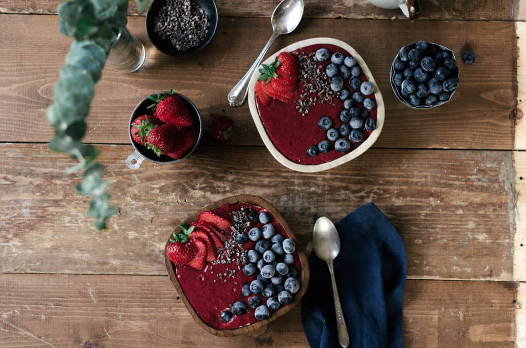 This fresh and vibrant smoothie bowl is dairy free, vegan, and paleo. Made with fresh seasonal blackberries and three other simple ingredient. Topped with fresh summer fruits, this healthy breakfast bowl is a fantastic 5 minute recipe for any day.