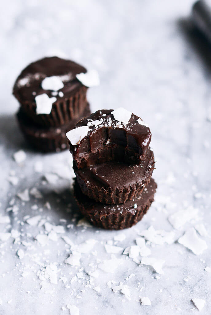 Make in Minutes! healthy 3 ingredient paleo fudge. Best vegan Christmas chocolate desserts.
