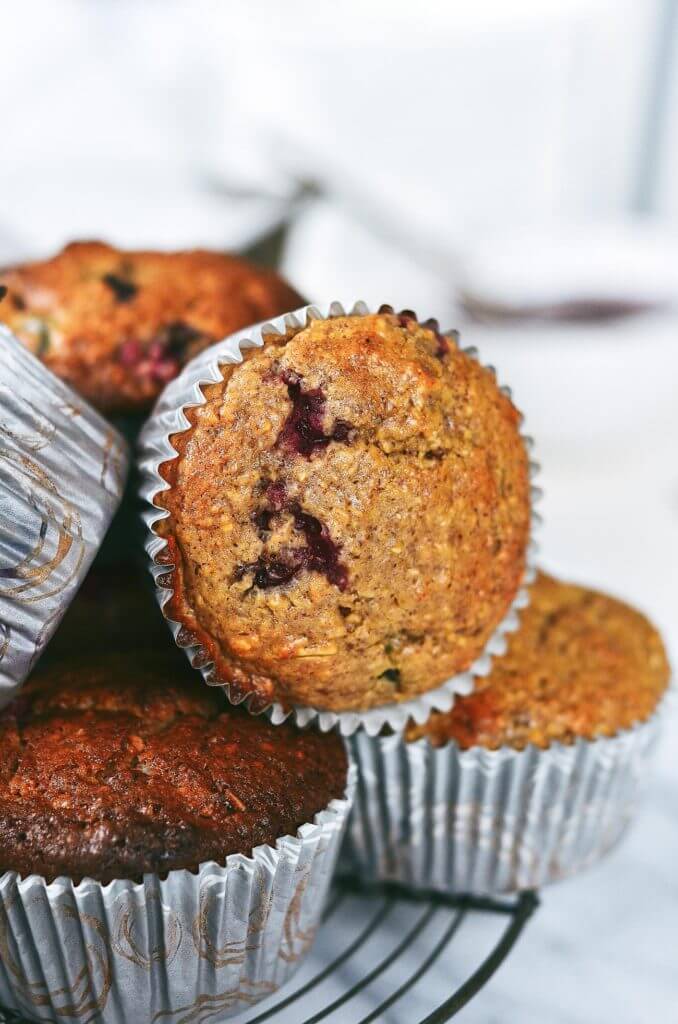 Best flourless blender muffins! Made in 5 minutes without oil. Filled with mixed berries and made with almond butter. Best gluten free breakfast recipes. Gluten free diet muffin recipe.