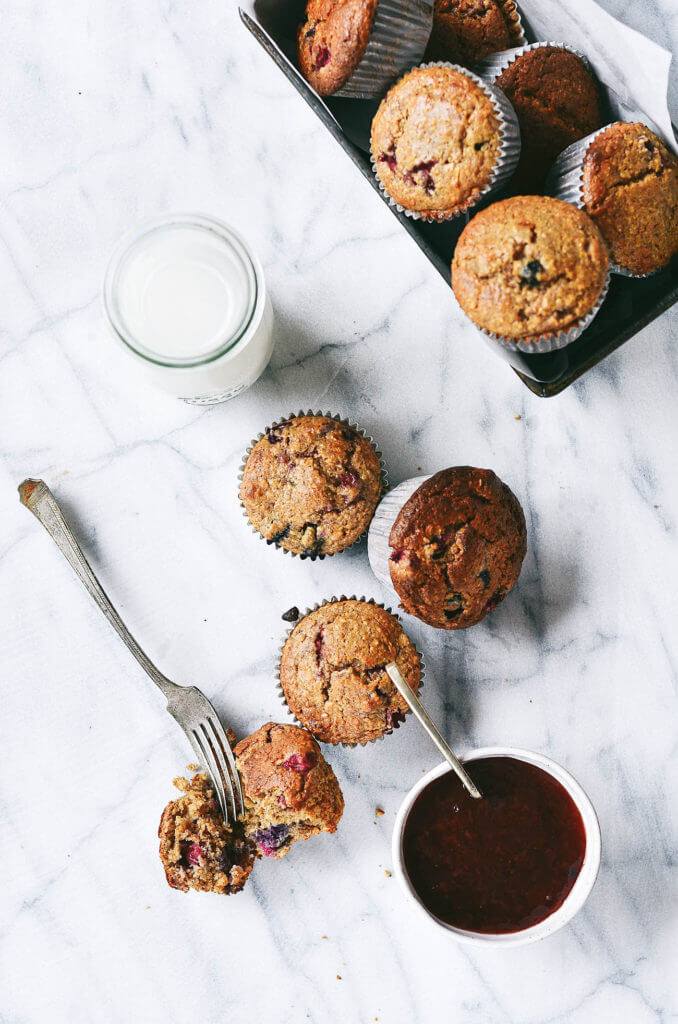 Best flourless blender muffins! Made in 5 minutes without oil. Filled with mixed berries and made with almond butter. Best gluten free breakfast recipes. Gluten free diet muffin recipe.