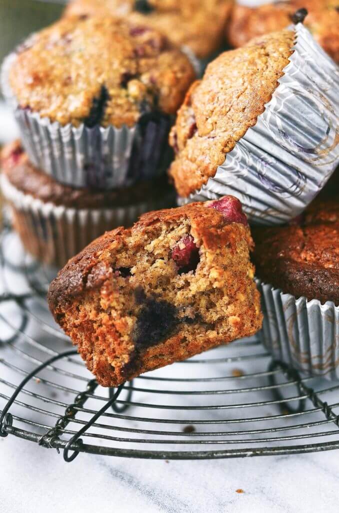 Best flourless blender muffins! Made in 5 minutes without oil. Filled with mixed berries and made with almond butter. Best gluten free breakfast recipes. Gluten free diet muffin recipe.