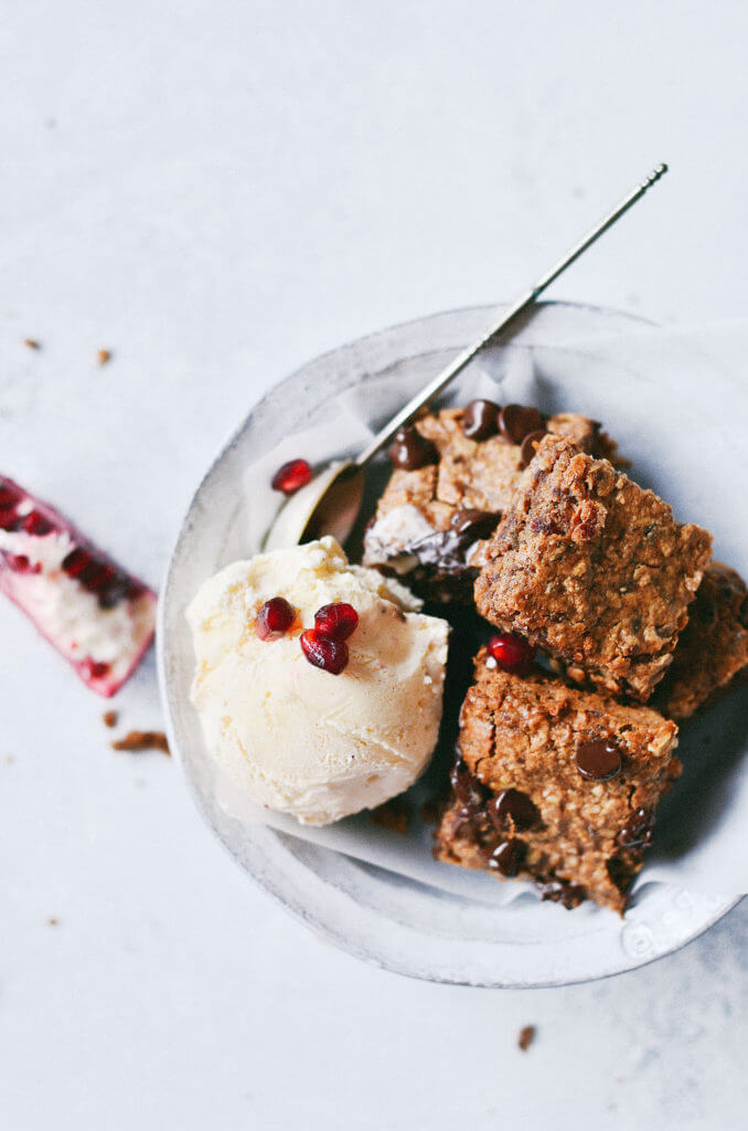 The best ever soft and chewy Oatmeal Breakfast Cookie! Easy gluten free diet recipe. No sugar, just delicious and healthy low calorie dessert for breakfast;) Gluten free breakfast food. This gluten free oatmeal chocolate chip cookie breakfast bar will leave you wanting just one more square…