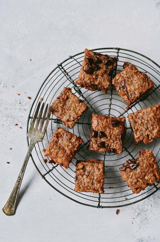 The best ever soft and chewy Oatmeal Breakfast Cookie! Easy gluten free diet recipe. No sugar, just delicious and healthy low calorie dessert for breakfast;) Gluten free breakfast food. This gluten free oatmeal chocolate chip cookie breakfast bar will leave you wanting just one more square…