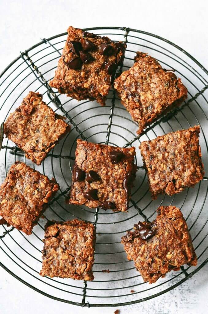 The best ever soft and chewy Oatmeal Breakfast Cookie! Easy gluten free diet recipe. No sugar, just delicious and healthy low calorie dessert for breakfast;) Gluten free breakfast food. This gluten free oatmeal chocolate chip cookie breakfast bar will leave you wanting just one more square…