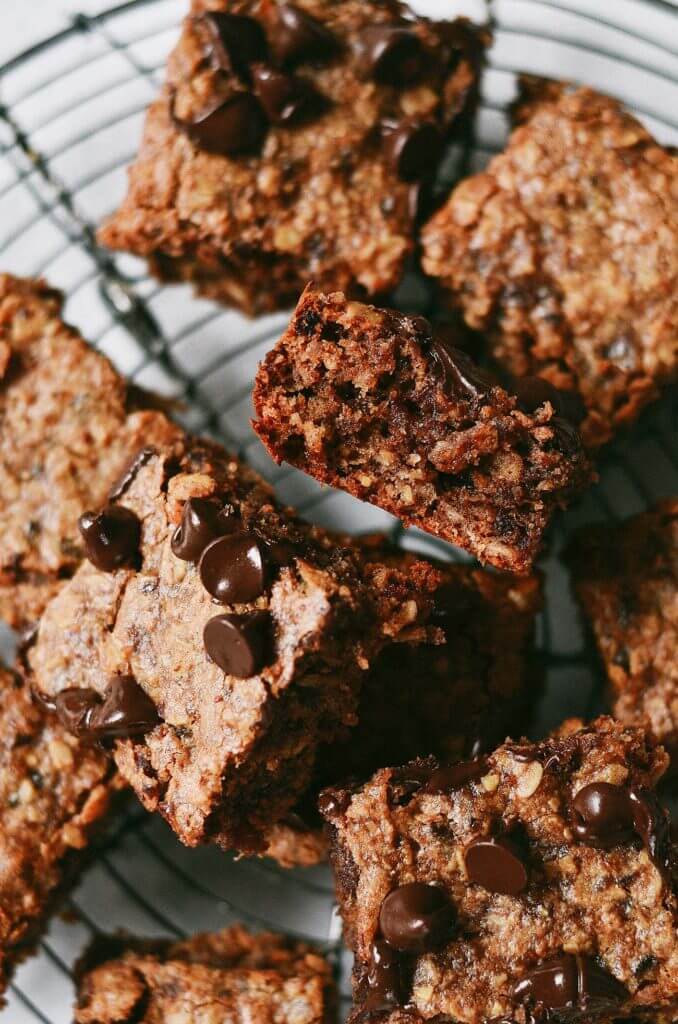 The best ever soft and chewy Oatmeal Breakfast Cookie! Easy gluten free diet recipe. No sugar, just delicious and healthy low calorie dessert for breakfast;) Gluten free breakfast food. This gluten free oatmeal chocolate chip cookie breakfast bar will leave you wanting just one more square…