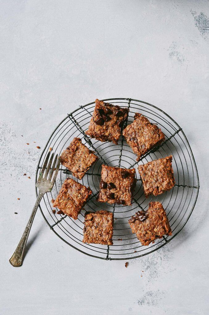 The best ever soft and chewy Oatmeal Breakfast Cookie! Easy gluten free diet recipe. No sugar, just delicious and healthy low calorie dessert for breakfast;) Gluten free breakfast food. This gluten free oatmeal chocolate chip cookie breakfast bar will leave you wanting just one more square…