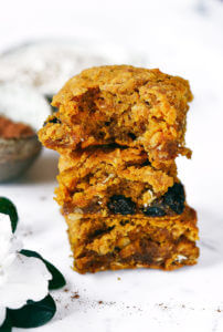 Best gluten free oatmeal pumpkin bars with raisins and chocolate! best gluten free breakfast ideas. Easy healthy recipes for breakfast. Healthy gluten free snack. Best pumpkin recipes. Chocolate oatmeal bars. Easy gluten free cookies.