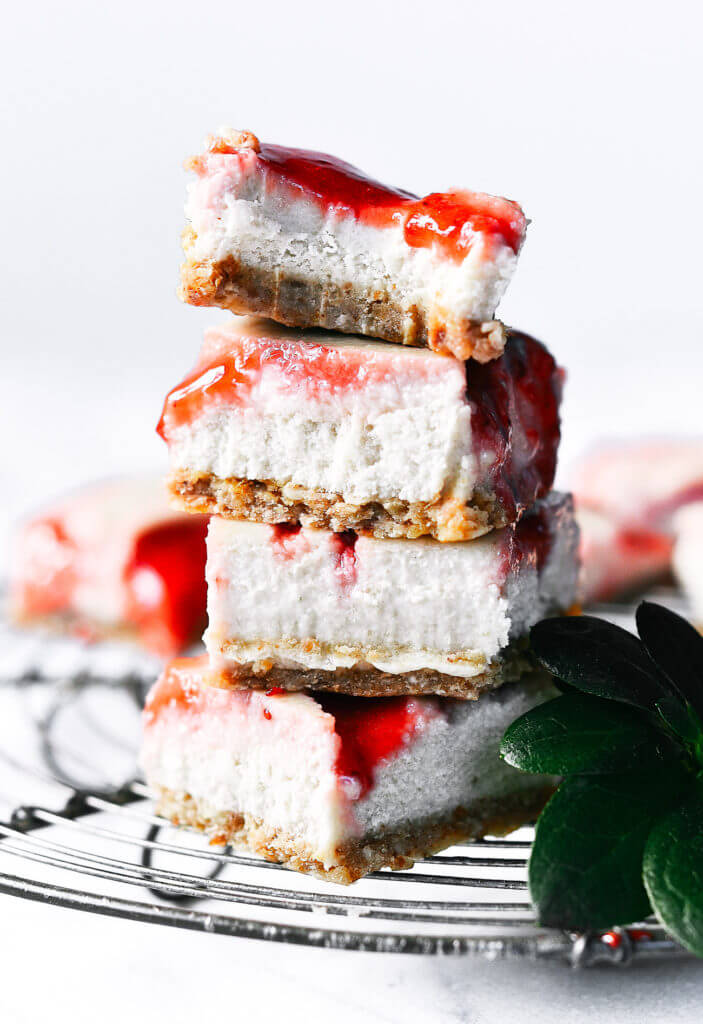 Easy Vegan Strawberry Cheesecake Bites. Raw paleo cheesecake recipe. 5 Ingredients. No bake cashew cheesecake. Best gluten free vegan cheesecake. Raw paleo cheesecake recipe. No bake strawberry cheesecake recipe.