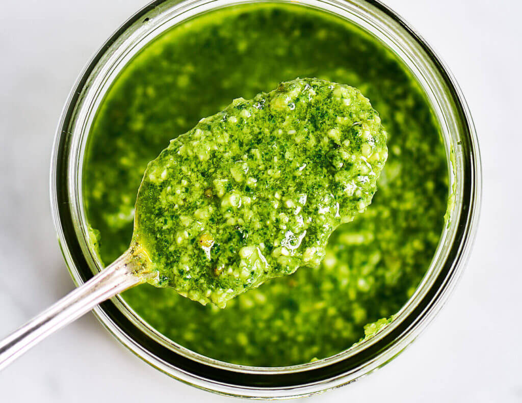 5 Minute Vegan Kale Pesto - made with pine nuts, olive oil, kale, parsley, garlic, salt, and lemon juice. So easy and extremely versatile for pizzas, salads, pasta, and breads! Less than 99 calories per serving. Easy whole30 pesto. paleo pesto recipe. Dairy free pesto. Best dairy free pesto recipe. Best whole30 pesto recipe.