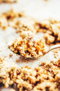 Best crunchy grian free granola made in minutes! This paleo granola tastes like the real thing- made without oats or sugar. Healthy paleo granola recipe. Easy paleo breakfast for on the go. #paleo #breakfast #granola