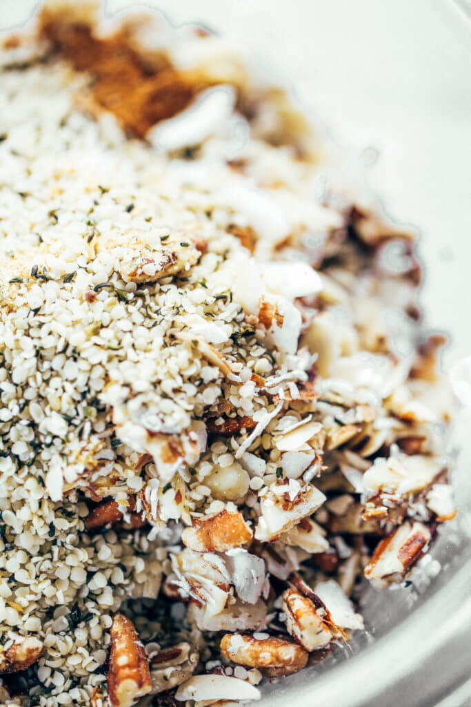 Best crunchy grian free granola made in minutes! This paleo granola tastes like the real thing- made without oats or sugar. Healthy paleo granola recipe. Easy paleo breakfast for on the go. #paleo #breakfast #granola