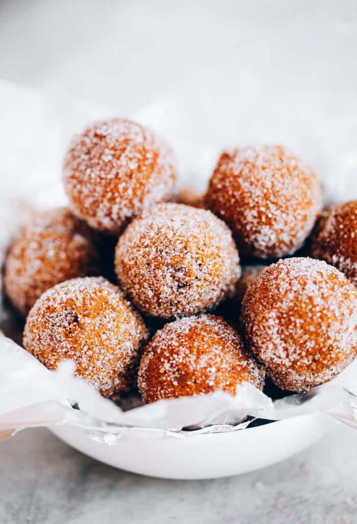 Cinnamon Sugar Paleo Pumpkin Donut Holes - the perfect easy and healthy breakfast for busy, cold Fall mornings! Easy paleo pumpkin donut recipe. Gluten free pumpkin donut holes. Healthy pumpkin donuts. Almond flour pumpkin donuts. Easy Paleo donut hole recipe. Best pumpkin dessert recipes.