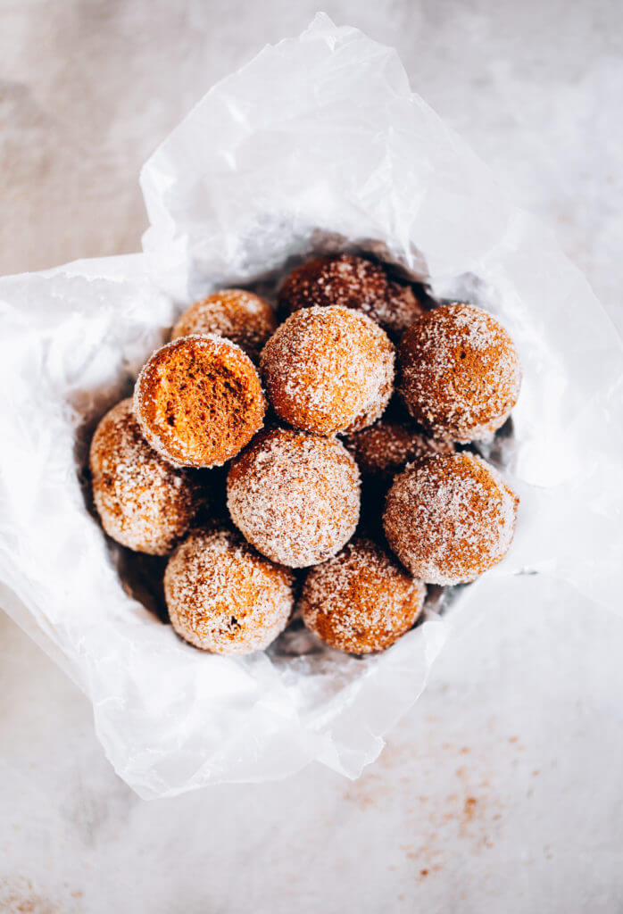 Cinnamon Sugar Paleo Pumpkin Donut Holes - the perfect easy and healthy breakfast for busy, cold Fall mornings! Easy paleo pumpkin donut recipe. Gluten free pumpkin donut holes. Healthy pumpkin donuts. Almond flour pumpkin donuts. Easy Paleo donut hole recipe. Best pumpkin dessert recipes.