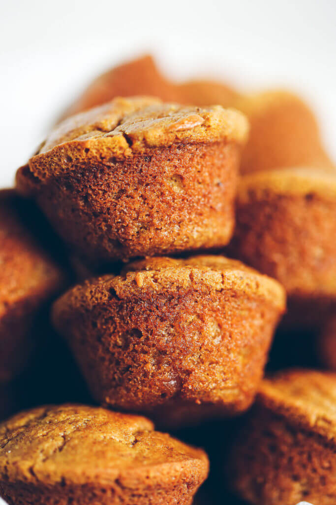 5 Minute, 71 calorie paleo pumpkin spice protein muffins. Flourless pumpkin banana muffins make for easy meal prep- perfect for cozy fall breakfasts or post workout fuel! Naturally sweetened, with added health benefits and protein from collagen peptides. Paleo pumpkin muffins. Flourless pumpkin muffins. Easy gluten free pumpkin muffins. Easy paleo pumpkin muffin recipe. Best healthy paleo pumpkin muffins.
