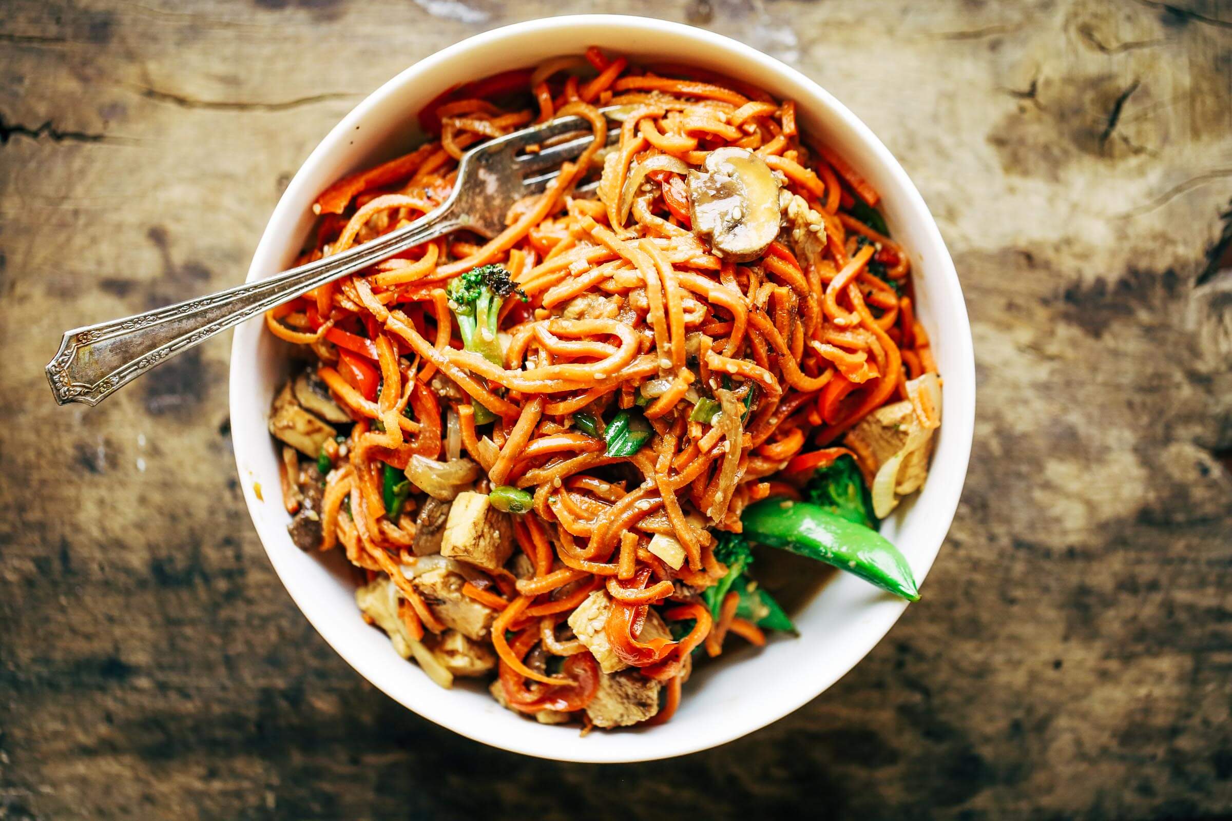 Healthy Lo Mein made with delicious carrot noodles! An Easy 15 minute whole30 meal the whole family will enjoy! Grain free, paleo, and gluten free. The servings are big. The food is tasty! I did not want to stop eating this! I wanted to eat all four servings by myself. A big ol’ serving of these lo mein noodles carries all of the delicousness factor with only 343 calories!  Whole30 meal plan that's quick and healthy! Whole30 recipes just for you. Whole30 meal planning. Whole30 meal prep. Healthy paleo meals. Healthy Whole30 recipes. Easy Whole30 recipes. Best paleo dinner recipes.