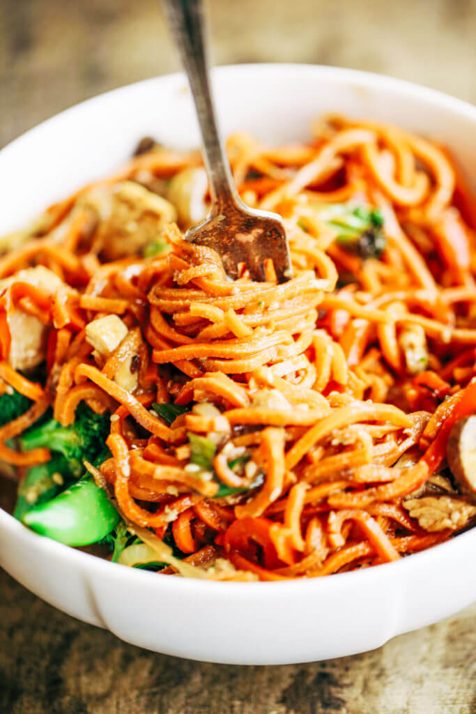 Healthy Lo Mein made with delicious carrot noodles! An Easy 15 minute whole30 meal the whole family will enjoy! Grain free, paleo, and gluten free. The servings are big. The food is tasty! I did not want to stop eating this! I wanted to eat all four servings by myself. A big ol’ serving of these lo mein noodles carries all of the delicousness factor with only 343 calories!  Whole30 meal plan that's quick and healthy! Whole30 recipes just for you. Whole30 meal planning. Whole30 meal prep. Healthy paleo meals. Healthy Whole30 recipes. Easy Whole30 recipes. Best paleo dinner recipes.