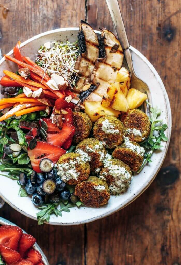 https://paleoglutenfree.com/wp-content/uploads/2018/05/falafel-bowls-43-of-54-699x1024.jpg