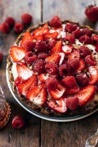 This no bake fruit tart is filled with creamy banana filling and a secret ingredient: cauliflower! Easy, healthy, and made in 5 minutes! Paleo pie recipes. Paleo crust recipes. Summer pie fruit recipes. Easy summer dresses. Easy summer snacks. Healthy snacks. Easy paleo dessert recipes. Best paleo pie recipe. Strawberry dessert recipes.