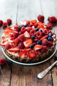 This no bake fruit tart is filled with creamy banana filling and a secret ingredient: cauliflower! Easy, healthy, and made in 5 minutes! Paleo pie recipes. Paleo crust recipes. Summer pie fruit recipes. Easy summer dresses. Easy summer snacks. Healthy snacks. Easy paleo dessert recipes. Best paleo pie recipe. Strawberry dessert recipes.