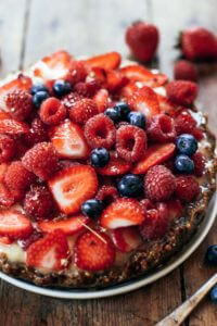 This no bake fruit tart is filled with creamy banana filling and a secret ingredient: cauliflower! Easy, healthy, and made in 5 minutes! Paleo pie recipes. Paleo crust recipes. Summer pie fruit recipes. Easy summer dresses. Easy summer snacks. Healthy snacks. Easy paleo dessert recipes. Best paleo pie recipe. Strawberry dessert recipes.