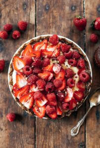 This no bake fruit tart is filled with creamy banana filling and a secret ingredient: cauliflower! Easy, healthy, and made in 5 minutes! Paleo pie recipes. Paleo crust recipes. Summer pie fruit recipes. Easy summer dresses. Easy summer snacks. Healthy snacks. Easy paleo dessert recipes. Best paleo pie recipe. Strawberry dessert recipes.