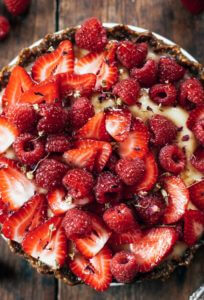 This no bake fruit tart is filled with creamy banana filling and a secret ingredient: cauliflower! Easy, healthy, and made in 5 minutes! Paleo pie recipes. Paleo crust recipes. Summer pie fruit recipes. Easy summer dresses. Easy summer snacks. Healthy snacks. Easy paleo dessert recipes. Best paleo pie recipe. Strawberry dessert recipes.