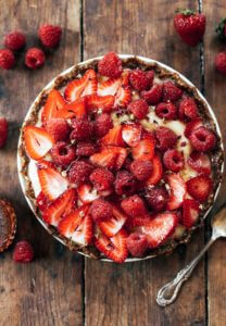 This no bake fruit tart is filled with creamy banana filling and a secret ingredient: cauliflower! Easy, healthy, and made in 5 minutes! Paleo pie recipes. Paleo crust recipes. Summer pie fruit recipes. Easy summer dresses. Easy summer snacks. Healthy snacks. Easy paleo dessert recipes. Best paleo pie recipe. Strawberry dessert recipes.