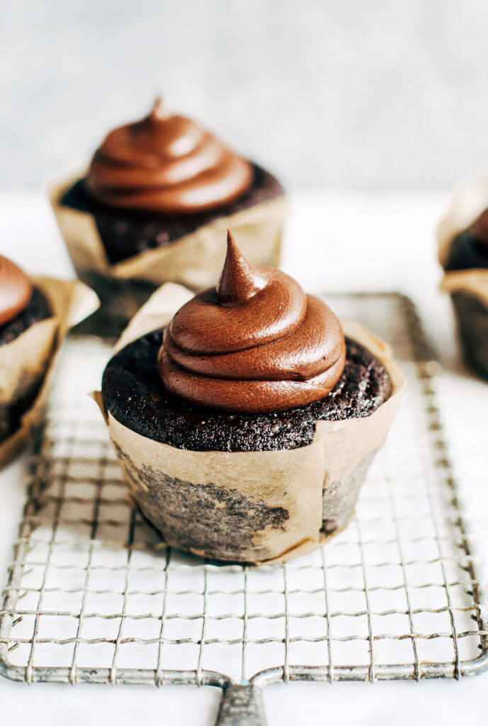 These paleo cupcakes will change your life! Moist, fluffy, and made in a blender. Topped with my favorite easy paleo chocolate frosting.#chocolate #paleo #paleodessert #healthydessert #cake #frosting Easy Paleo cupcakes. Paleo chocolate cupcakes recipes. Almond flour paleo cupcakes. Best paleo cupcakes. Easy moist chocolate cupcakes. Chocolate cupcakes from scratch.