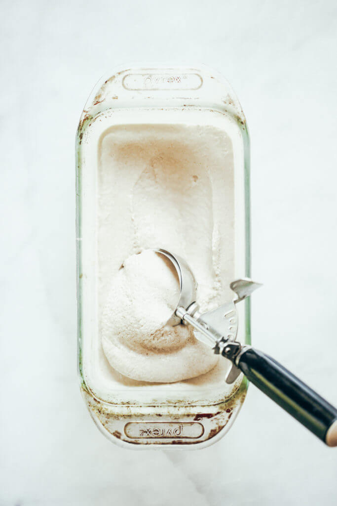 No machine needed to make this healthy vanilla ice-cream. This dairy free vegan ice-cream is made with just a blender and a metal bowl. An easy paleo ice-cream made with coconut milk and dates. Best paleo vanilla ice-cream. No churn ice-cream recipes. Easy vegan dessert recipes. Best paleo desserts. #icecream #vegan #paleo