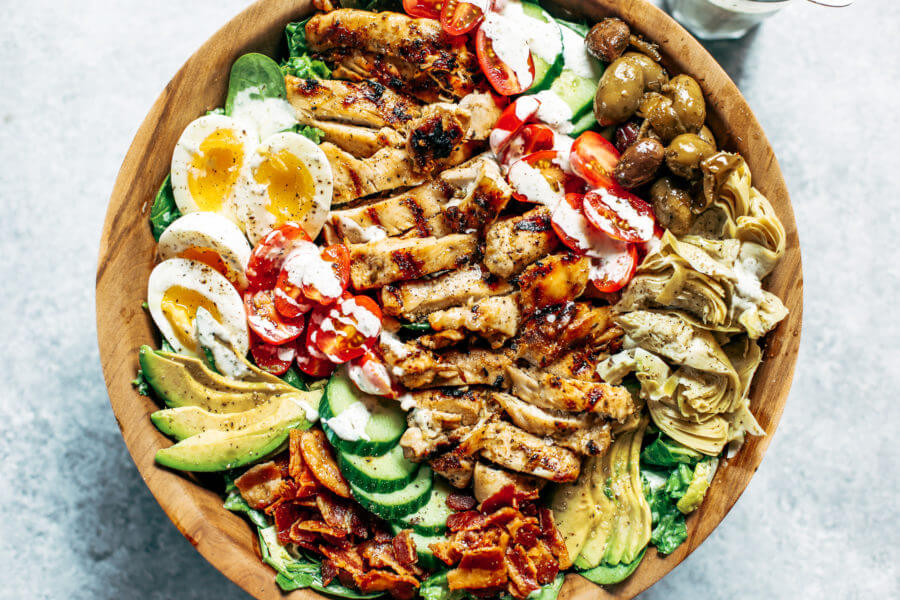 https://paleoglutenfree.com/wp-content/uploads/2018/07/chicken-cobb-caesar-salad-12-of-23-900x600.jpg