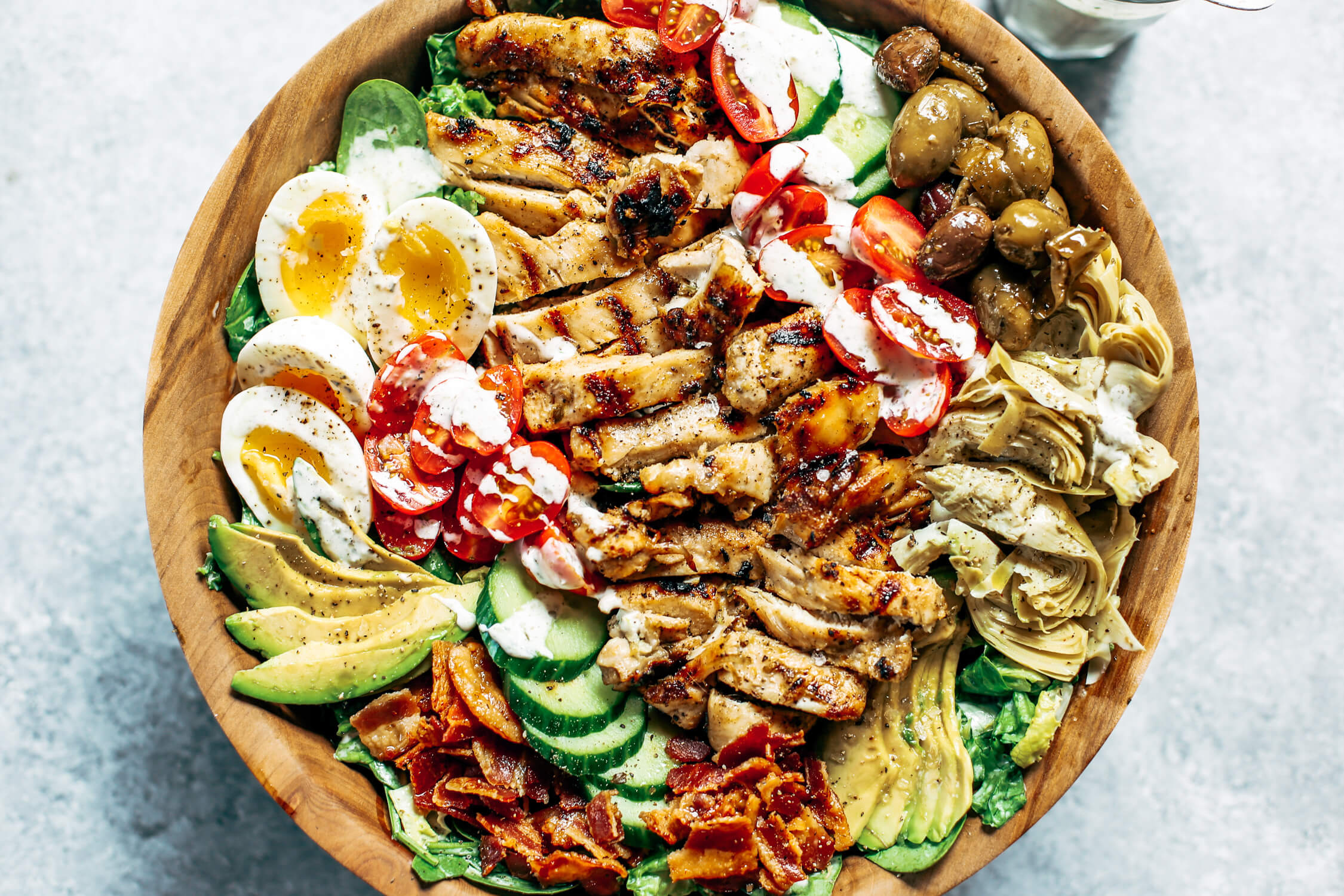 Fresh and easy Caesar Cobb salad. Made with grilled chicken, avocado, bacon, all the toppings, and creamy sauce! A fast and tasty whole30 and paleo family dinner recipe for meal prep. Whole30 rules. Whole30 recipes. Whole30 dinner. Paleo dinner recipes ideas. Summer salads. How to grill chicken. Paleo recipes for beginners. Paleo diet recipes.