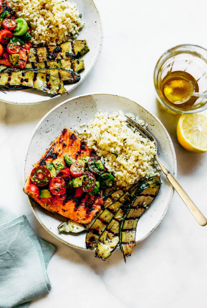 Lemony thyme grilled salmon with cauliflower rice and grilled zucchini. A healthy, light, and fresh whole30 dinner idea! An easy paleo meal for the whole family. Paleo dinner and lunch recipes. Easy paleo diet recipes. Whole30 lunch salad. Whole30 dinner recipes. Whole30 meal prep and sides. Best healthy summer dinner recipes. Grilled salmon recipes.