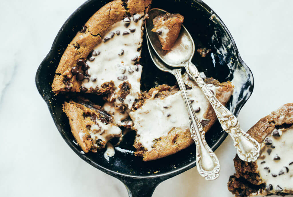 Paleo cookie skillet made in 5 minutes in the food processor. Gluten free chocolate chip cookie with a gooey inside and nice crust. Easy to make paleo dessert to share with friends! #paleo #cookie #healthydessert Easy paleo cookie recipes. Healthy paleo cookies. Easy gluten free cookie recipes. Best paleo cookie recipes. Best easy gluten free cookies.