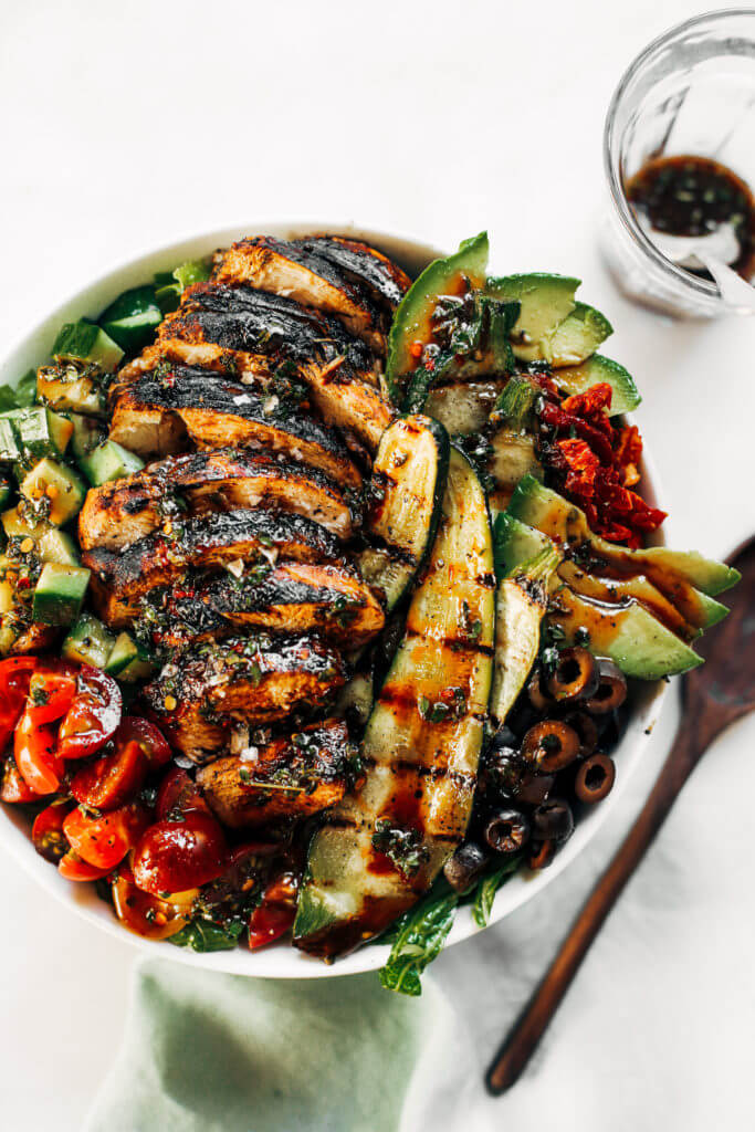 Grilled chicken salad with balsamic dressing and grilled vegetables. An easy paleo whole30 dinner for the whole family! #whole30 #dinner #healthyfood #paleo Whole30 rules. Whole30 recipes. Whole30 dinner. Paleo dinner recipes ideas. Summer salads. How to grill chicken. Paleo recipes for beginners. Paleo diet recipes.