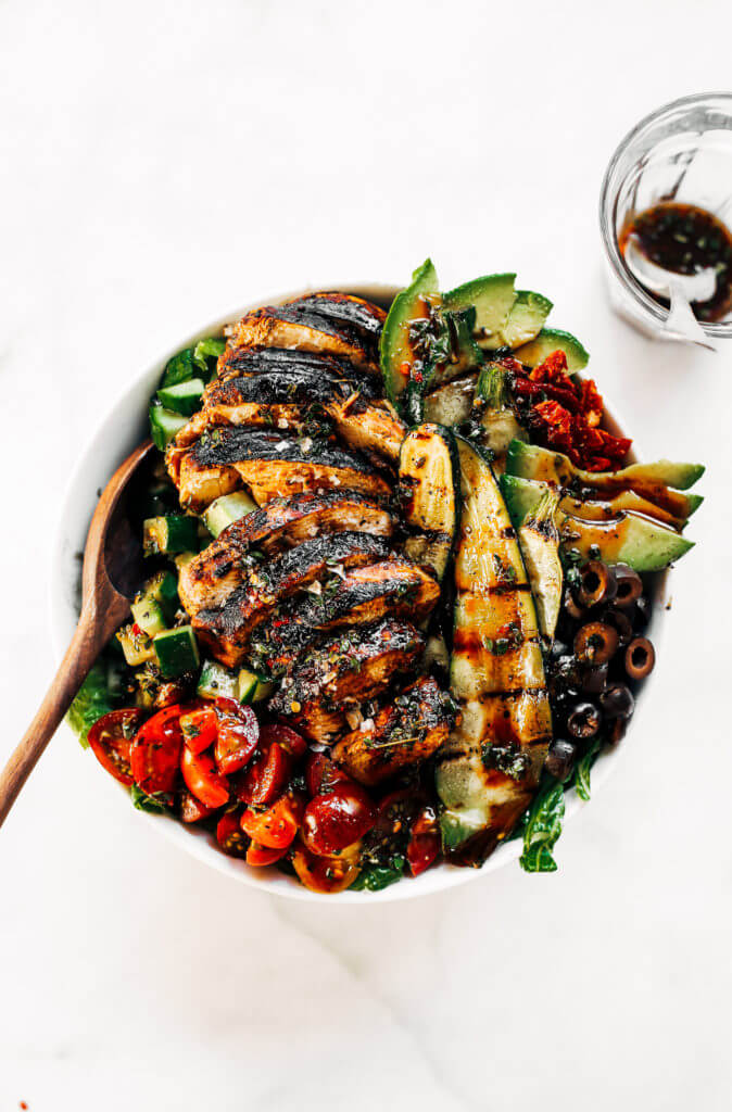 Grilled chicken salad with balsamic dressing and grilled vegetables. An easy paleo whole30 dinner for the whole family! #whole30 #dinner #healthyfood #paleo Whole30 rules. Whole30 recipes. Whole30 dinner. Paleo dinner recipes ideas. Summer salads. How to grill chicken. Paleo recipes for beginners. Paleo diet recipes.