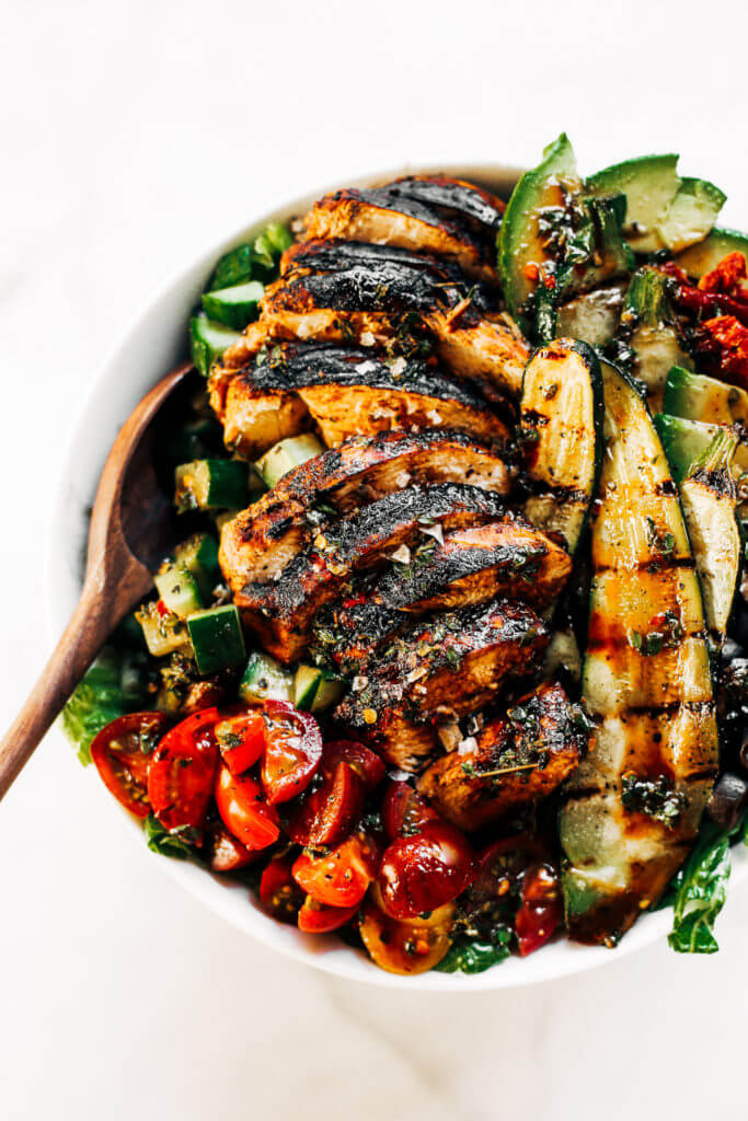 Grilled chicken salad with balsamic dressing and grilled vegetables. An easy paleo whole30 dinner for the whole family! #whole30 #dinner #healthyfood #paleo Whole30 rules. Whole30 recipes. Whole30 dinner. Paleo dinner recipes ideas. Summer salads. How to grill chicken. Paleo recipes for beginners. Paleo diet recipes.