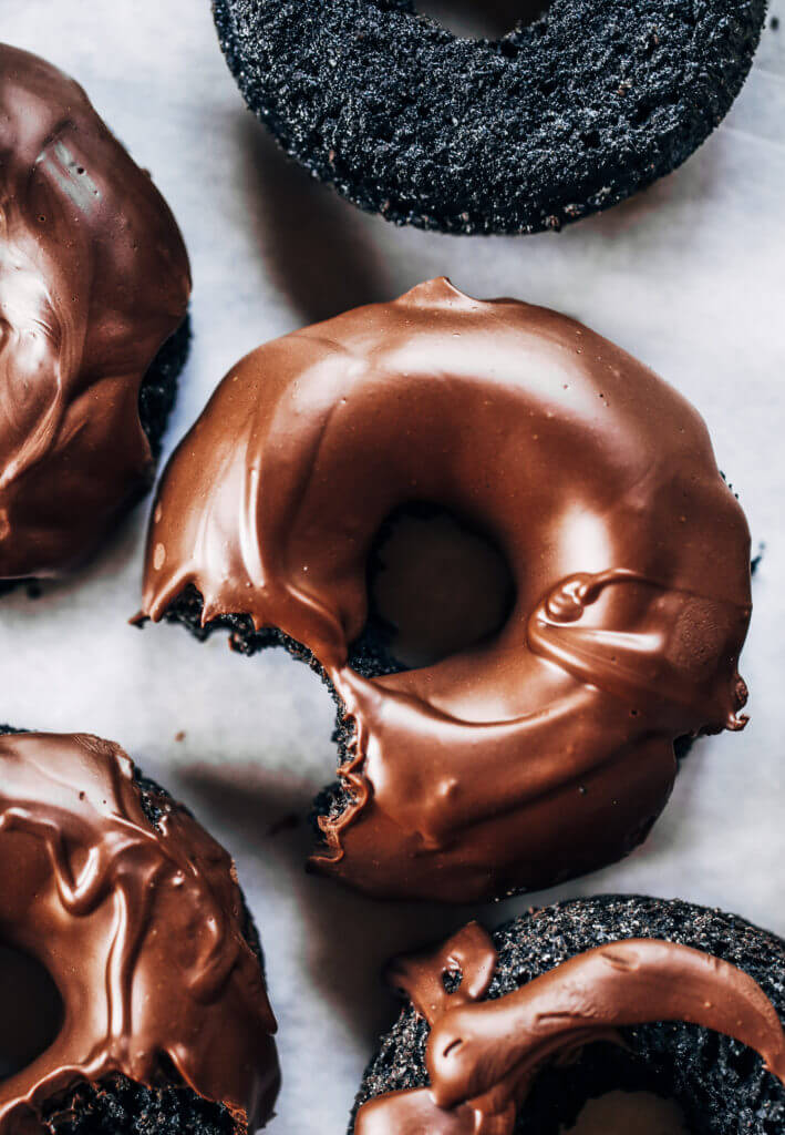 Healthy paleo chocolate glazed donuts made with sweet potato instead of flour! Easy baked donut recipe perfect for celebrations! Baked gluten free chocolate donuts. #paleo #donuts #dessert #chocolate