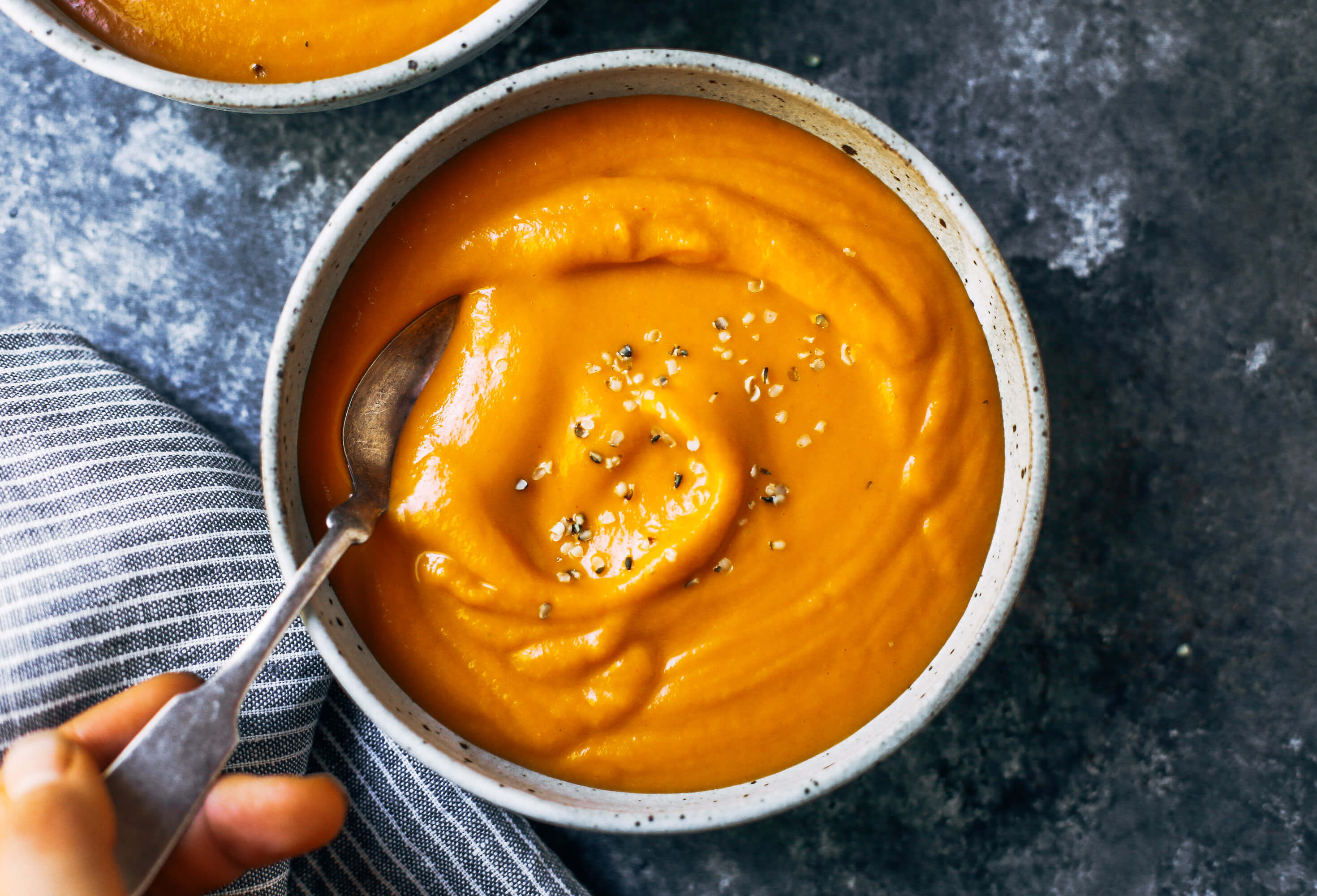 Low calorie easy butternut curry soup made with healthy ingredients! Family friendly whole30 meal prep. My favorite paleo dinner for fall and cozy winter evenings. Love this paleo healthy soup recipe to make ahead and store in the fridge to use though the week! #whole30 #paleodiet #healthydinner