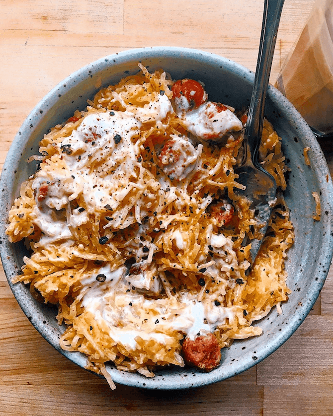 Low calorie whole30 mac 'n cheese made with spaghetti squash and cashew coconut cheese sauce. Feelin' like a kid again with this healthy bowl of paleo noodles, hot dogs, and cheese sauce. #paleo #pasta #whole30