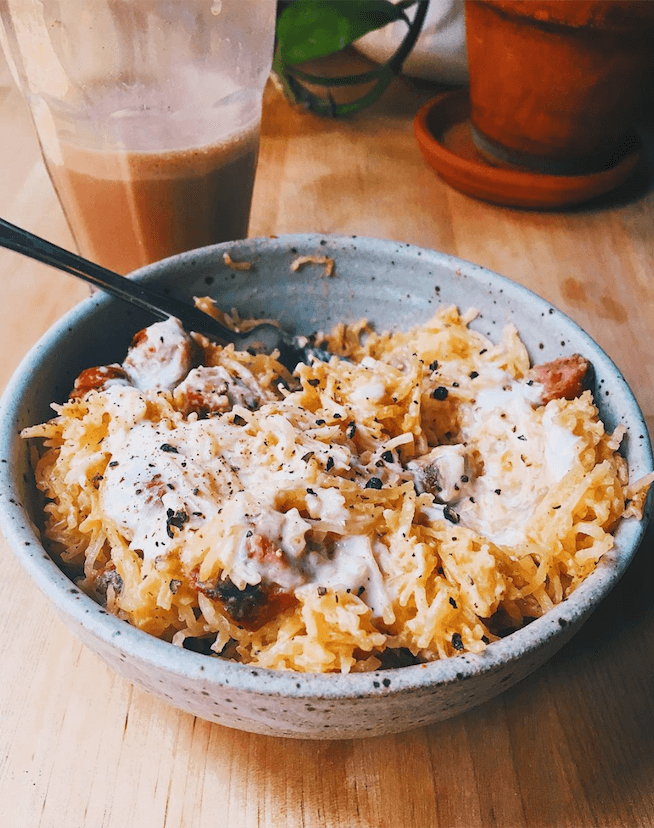 Low calorie whole30 mac 'n cheese made with spaghetti squash and cashew coconut cheese sauce. Feelin' like a kid again with this healthy bowl of paleo noodles, hot dogs, and cheese sauce. #paleo #pasta #whole30