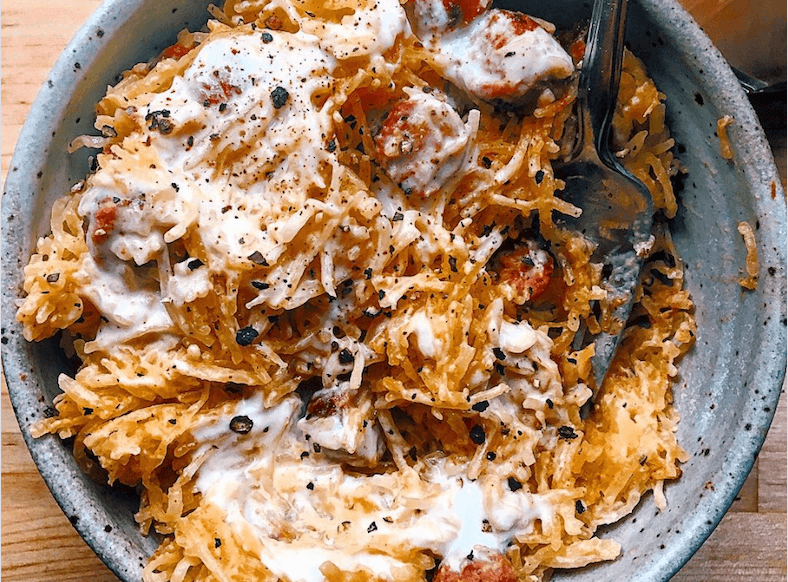 Low calorie whole30 mac 'n cheese made with spaghetti squash and cashew coconut cheese sauce. Feelin' like a kid again with this healthy bowl of paleo noodles, hot dogs, and cheese sauce. #paleo #pasta #whole30