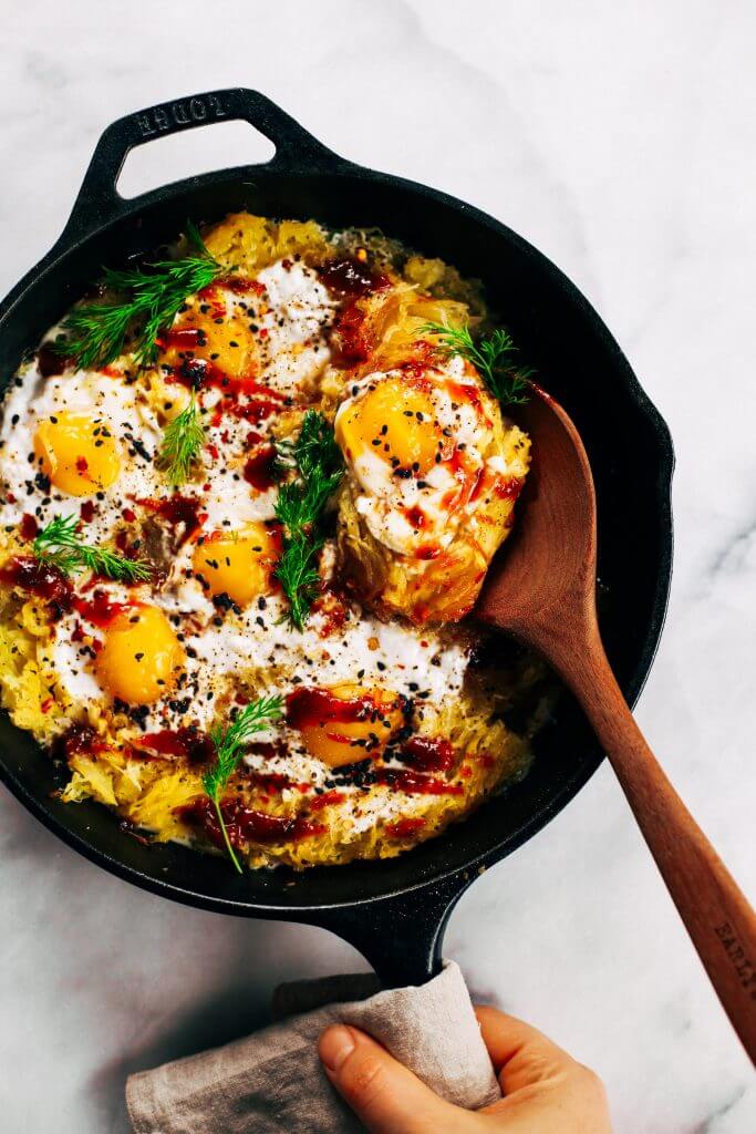 Whole30 spicy spaghetti squash egg skillet for breakfast. This easy filling breakfast skillet recipe is paleo, gluten free, and dairy free. Perfect for chilly winter mornings and whole30 meal prep! Best paleo and whole30 breakfast recipes for the family! #paleo #whole30