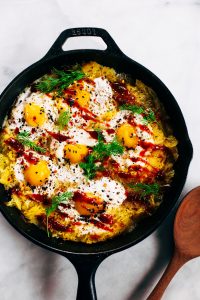 Whole30 spicy spaghetti squash egg skillet for breakfast. This easy filling breakfast skillet recipe is paleo, gluten free, and dairy free. Perfect for chilly winter mornings and whole30 meal prep! Best paleo and whole30 breakfast recipes for the family! #paleo #whole30