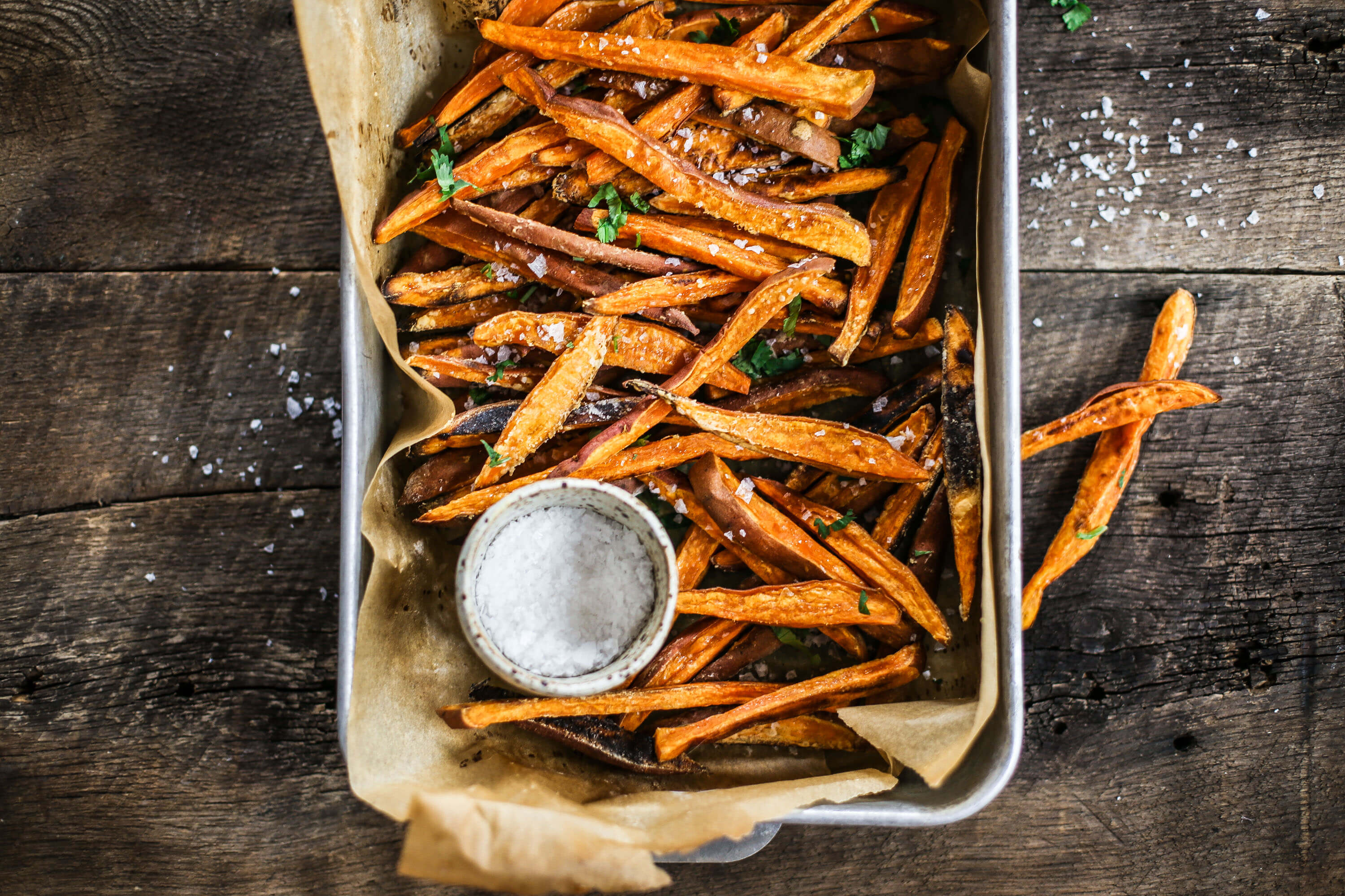 How to make crispy sweet potato fries in 30 minutes! Paleo and whole30 sweet potato fries are a healthy side dish or snack. Make these easy sweet potato fries to serve along a salad or soup. Delicious! Crispy! Easy! #paleo #whole30 #vegan