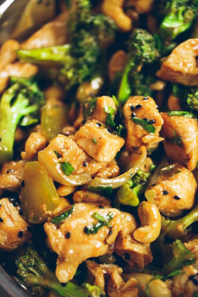 Best cashew chicken recipe and it's whole30 and paleo! This easy dinner is a family favorite- we can't get enough of this delicious and easy to make cashew chicken! Save this recipe for whole30 meal prep this week.