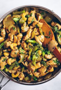 Best cashew chicken recipe and it's whole30 and paleo! This easy dinner is a family favorite- we can't get enough of this delicious and easy to make cashew chicken! Save this recipe for whole30 meal prep this week.