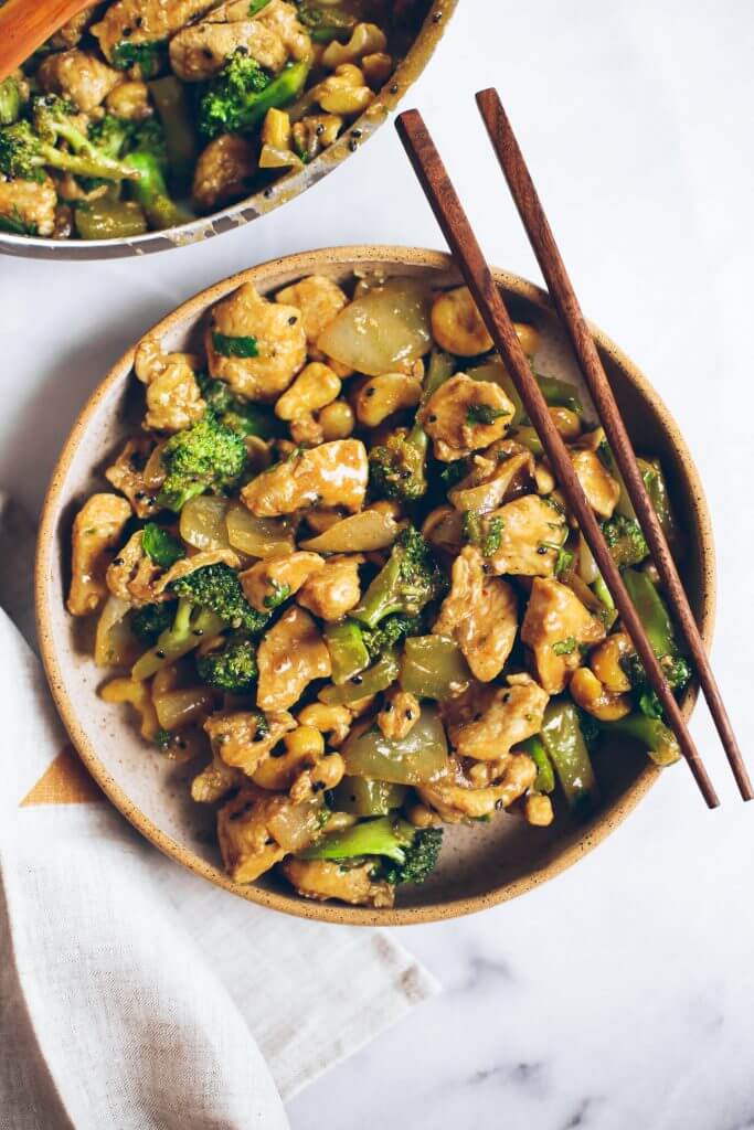 Best cashew chicken recipe and it's whole30 and paleo! This easy dinner is a family favorite- we can't get enough of this delicious and easy to make cashew chicken! Save this recipe for whole30 meal prep this week.