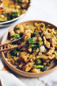 Best cashew chicken recipe and it's whole30 and paleo! This easy dinner is a family favorite- we can't get enough of this delicious and easy to make cashew chicken! Save this recipe for whole30 meal prep this week.