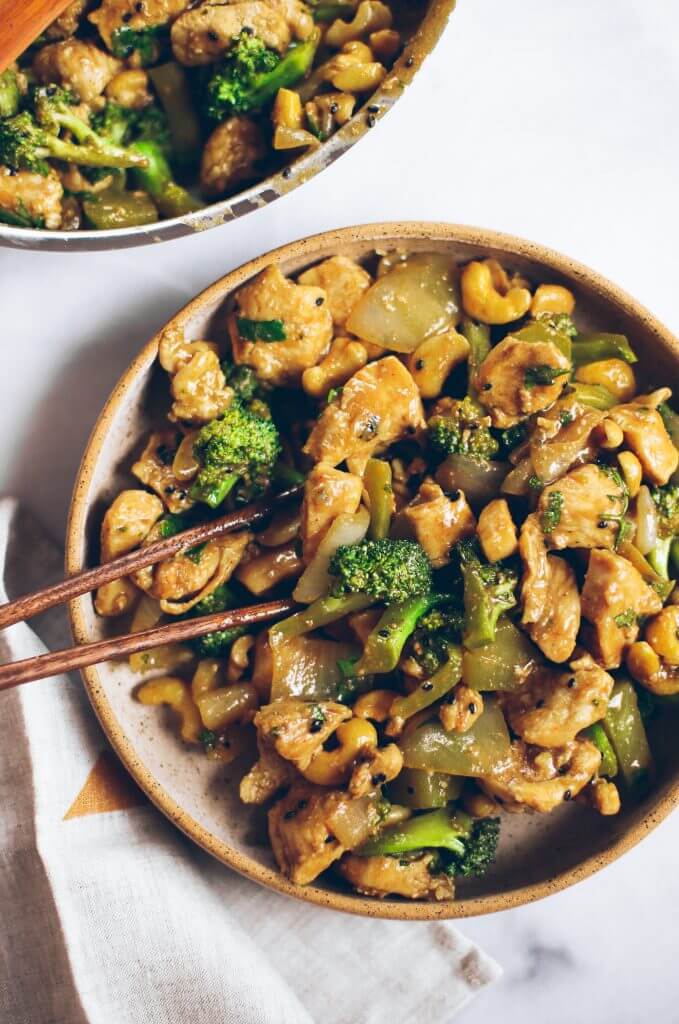 Best cashew chicken recipe and it's whole30 and paleo! This easy dinner is a family favorite- we can't get enough of this delicious and easy to make cashew chicken! Save this recipe for whole30 meal prep this week.